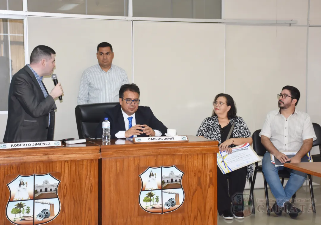 Foto 5 de Entrega de Reconocimiento al Mérito Educativo al Sr. Pedro Alfonso Caballero y a la Dra. Lourdes Noemí Branda de Paredes por fomentar el hábito de la lectura
