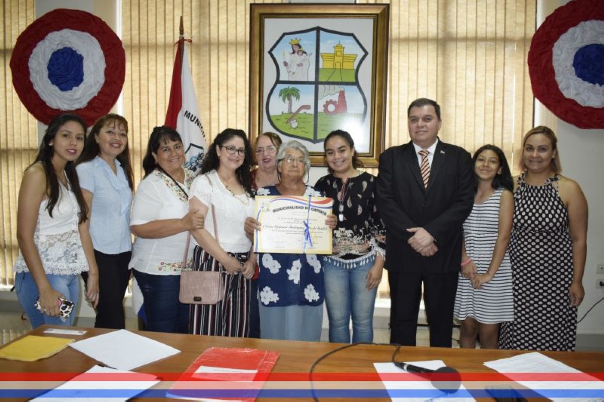 Foto 23 de Reconocimiento a la Sra. Epifanía Vda. de Montiel por la donación de un terreno para asiento de una plaza pública