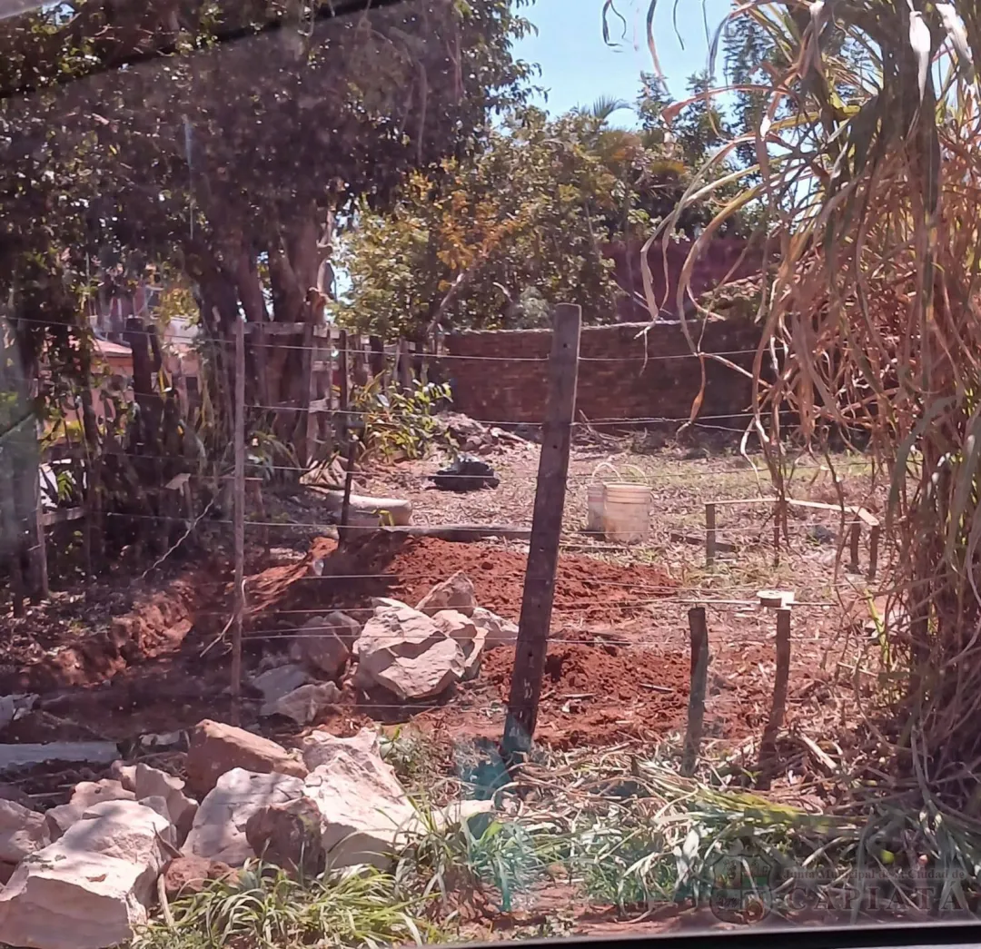 Foto 1 de Solicitan intervención del Juzgado de Faltas ante construcción de muralla que dificulta la utilización de la plaza 2 de Julio del barrio Roberto L. Pettit