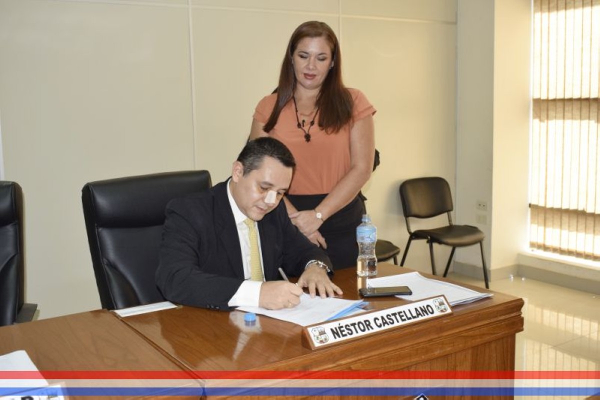 Foto 6 de Aprueban adenda al Pliego de Bases y Condiciones del llamado a Licitación Pública Nacional "Compra de sillas y mesas pupitres individuales para alumnos"