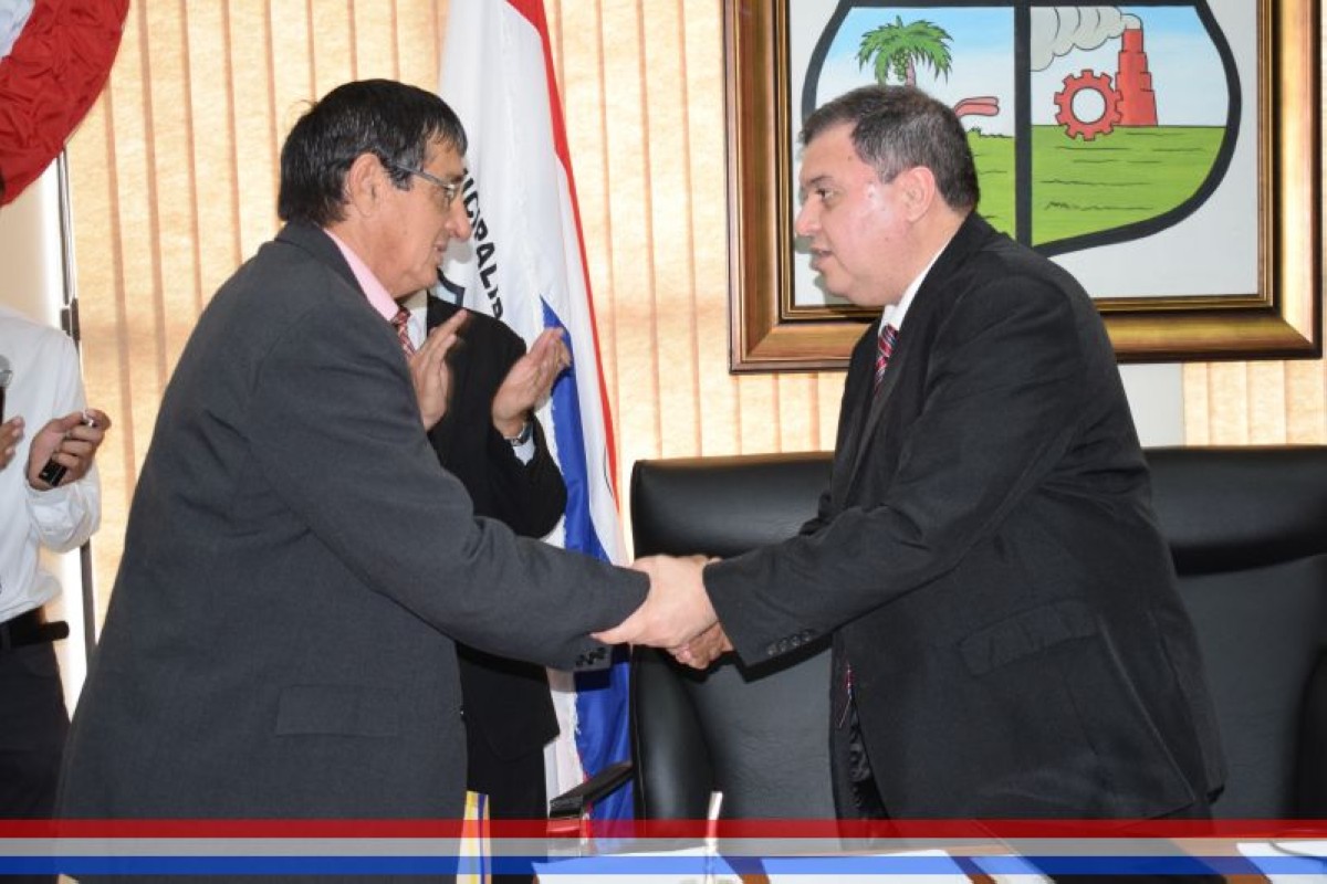 Foto 14 de Entrega de reconocimiento al Prof. Carlos Eusebio Díaz Alvarez