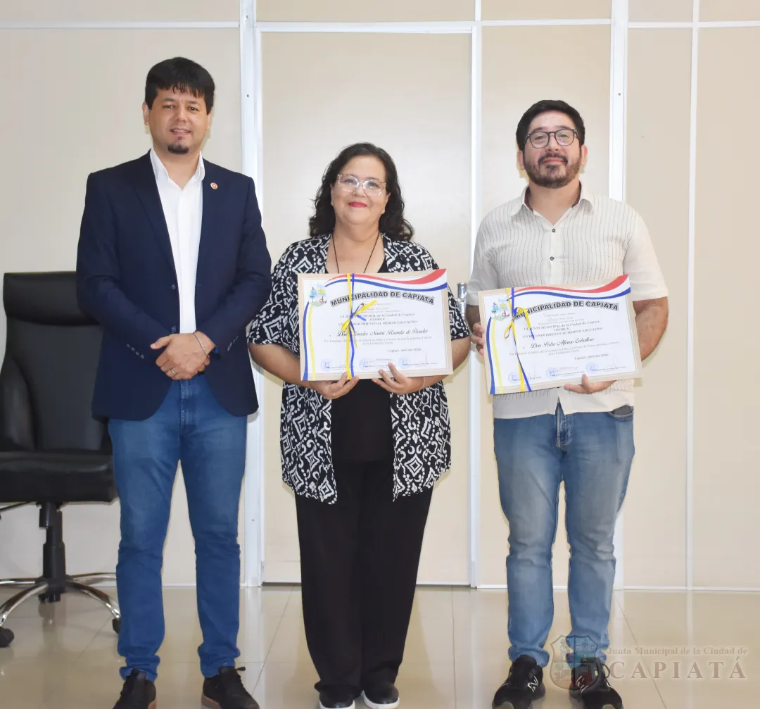 Foto 1 de Entrega de Reconocimiento al Mérito Educativo al Sr. Pedro Alfonso Caballero y a la Dra. Lourdes Noemí Branda de Paredes por fomentar el hábito de la lectura