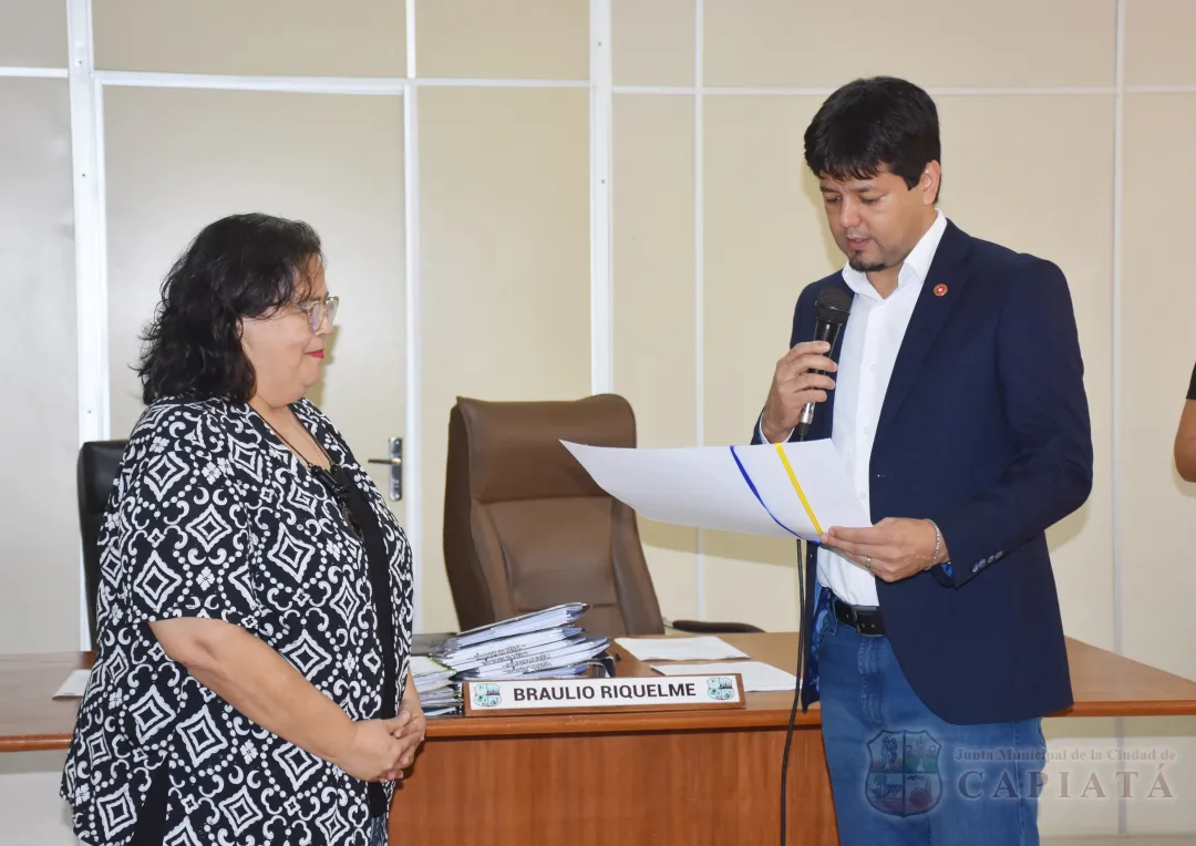 Foto 9 de Entrega de Reconocimiento al Mérito Educativo al Sr. Pedro Alfonso Caballero y a la Dra. Lourdes Noemí Branda de Paredes por fomentar el hábito de la lectura