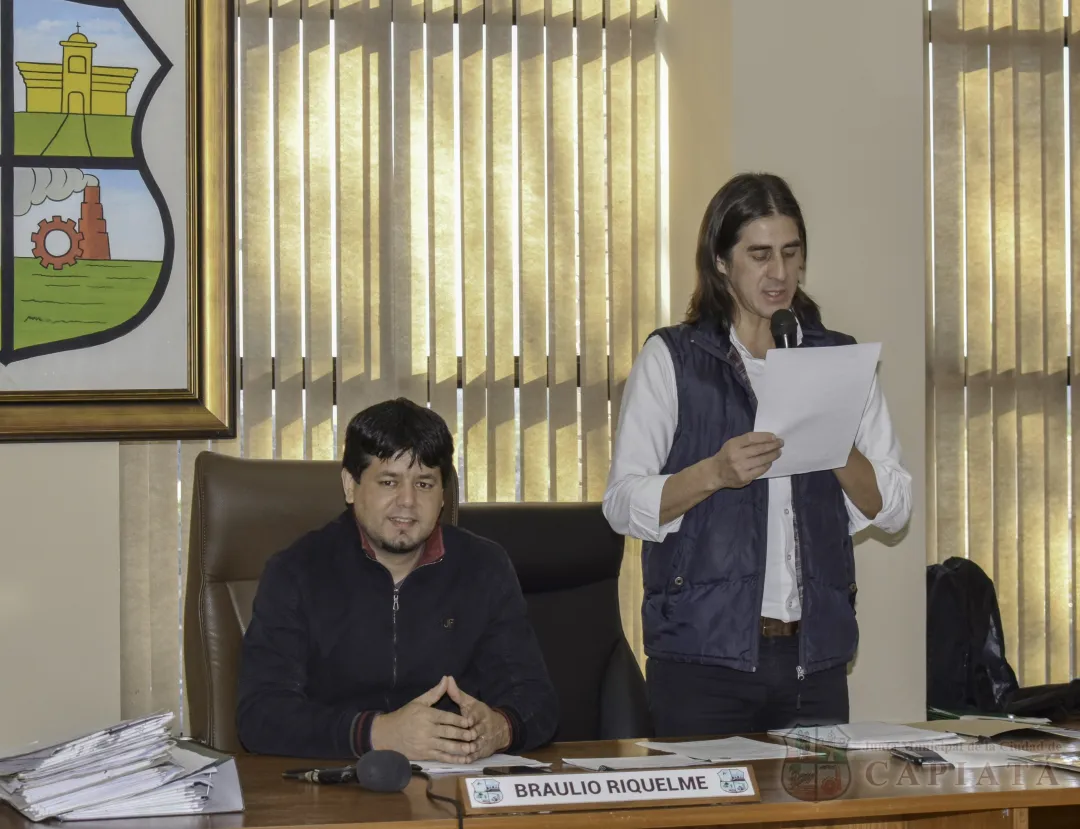 Foto 1 de Aprobaron adquisición de camionetas doble cabina para uso institucional