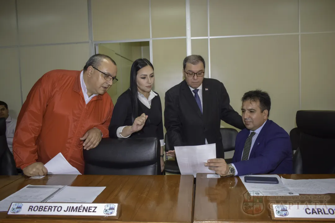 Foto 3 de Aprobaron adquisición de camionetas doble cabina para uso institucional