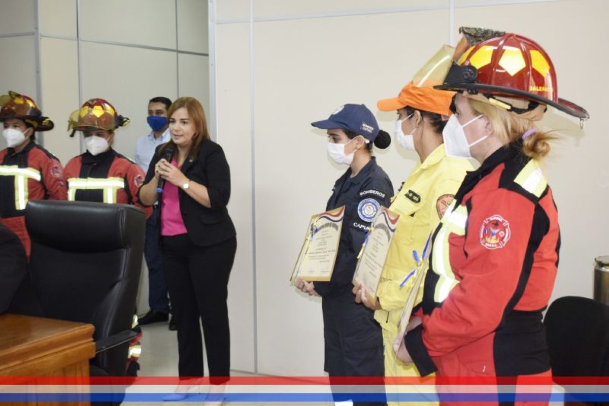 Foto 17 de Entrega de reconocimientos en Honor al Mérito a mujeres integrantes de cuerpos de bomberos voluntarios de nuestra ciudad