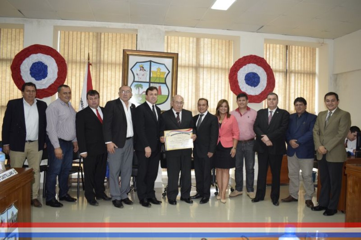 Foto 39 de Acto de entrega de reconocimiento como "Hijo Dilecto de la ciudad de Capiatá" al Prof. Bernardo Sosa Ortiz