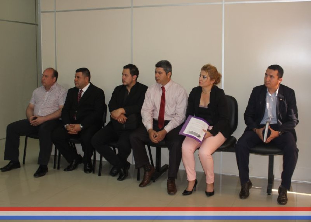 Foto 2 de Visita de representantes de la Cámara de Comercio, Industria y Servicios de la ciudad de Capiatá a la plenaria