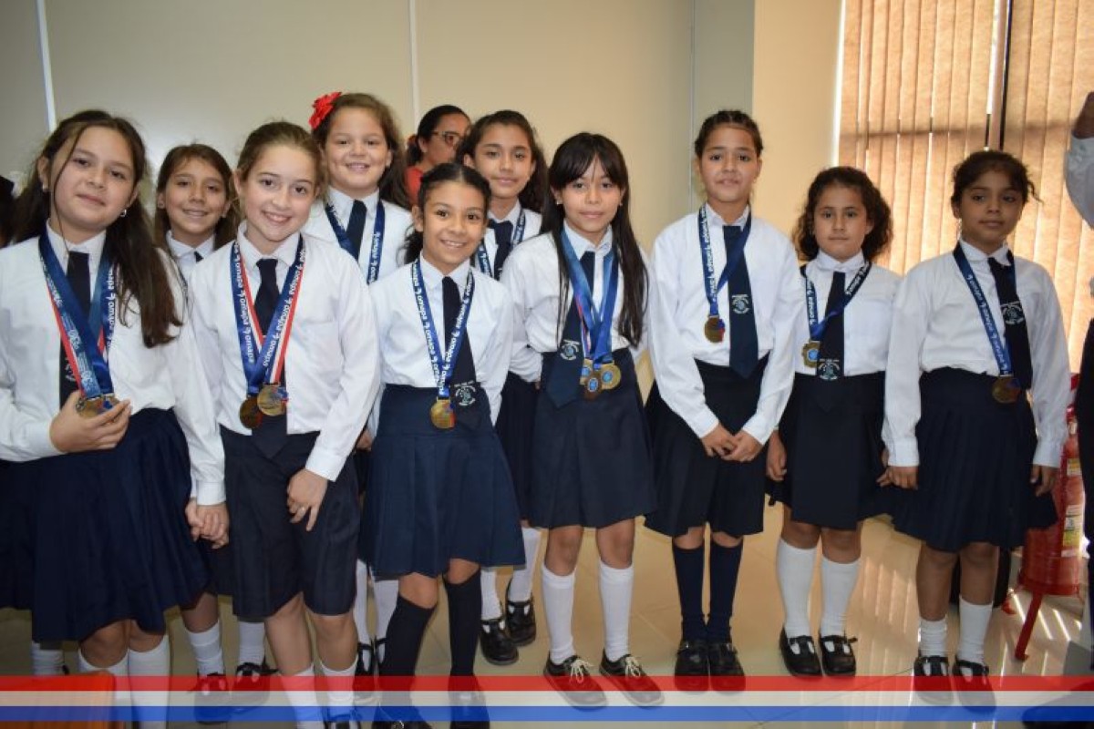 Foto 1 de Reconocimiento a la Esc. Bás. Nº 81 y Col. Nac. "Ma. Auxiliadora"