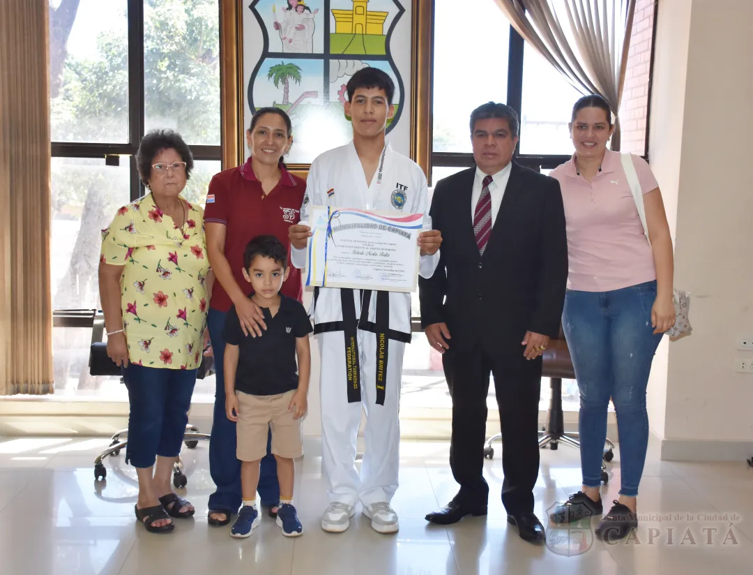 Foto 5 de Entregan reconocimiento al Mérito Deportivo al joven y destacado taekwondista Roberto Nicolás Brítez