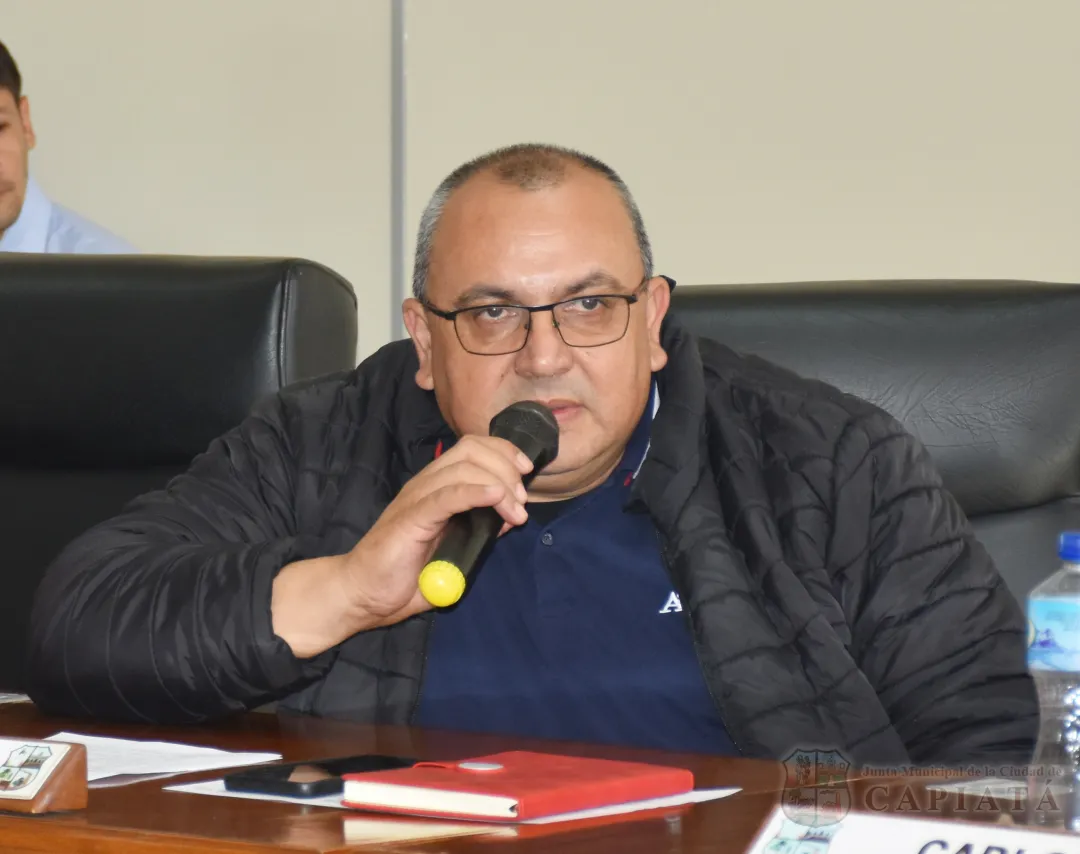 Foto 1 de Solicitan al departamento de Obras verificar vereda ubicada al costado de Fortis ocupada por ornamentación y ordenar su despeje