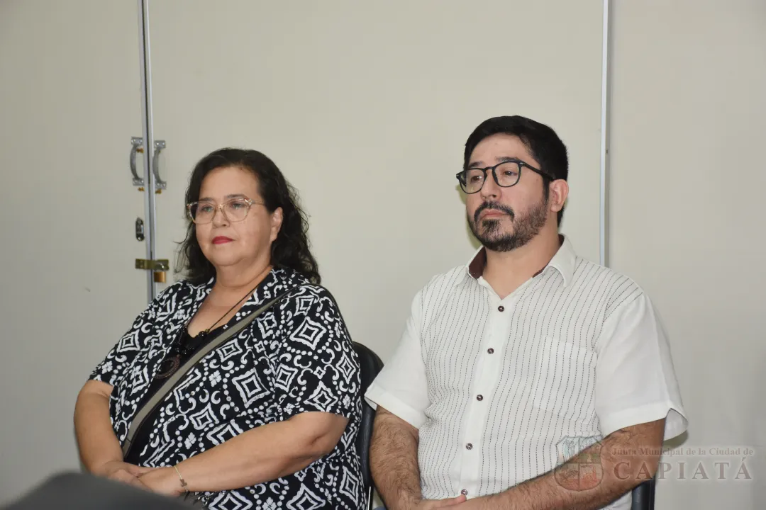 Foto 13 de Entrega de Reconocimiento al Mérito Educativo al Sr. Pedro Alfonso Caballero y a la Dra. Lourdes Noemí Branda de Paredes por fomentar el hábito de la lectura