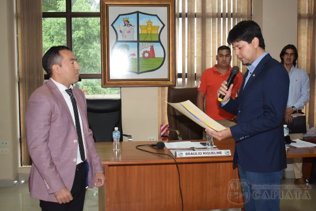 Foto 12 de Acto de Reconocimiento al Mérito al joven poeta capiateño Samuel Bordón Cañete