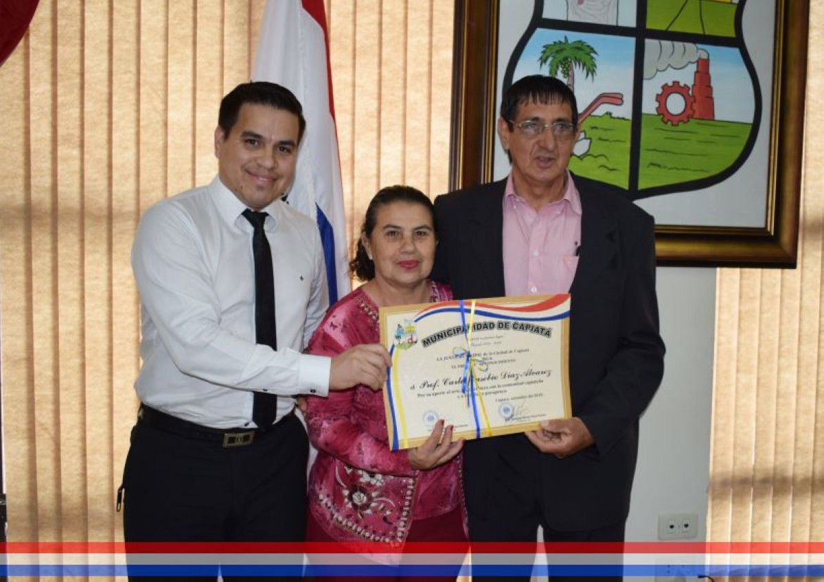 Foto 19 de Entrega de reconocimiento al Prof. Carlos Eusebio Díaz Alvarez