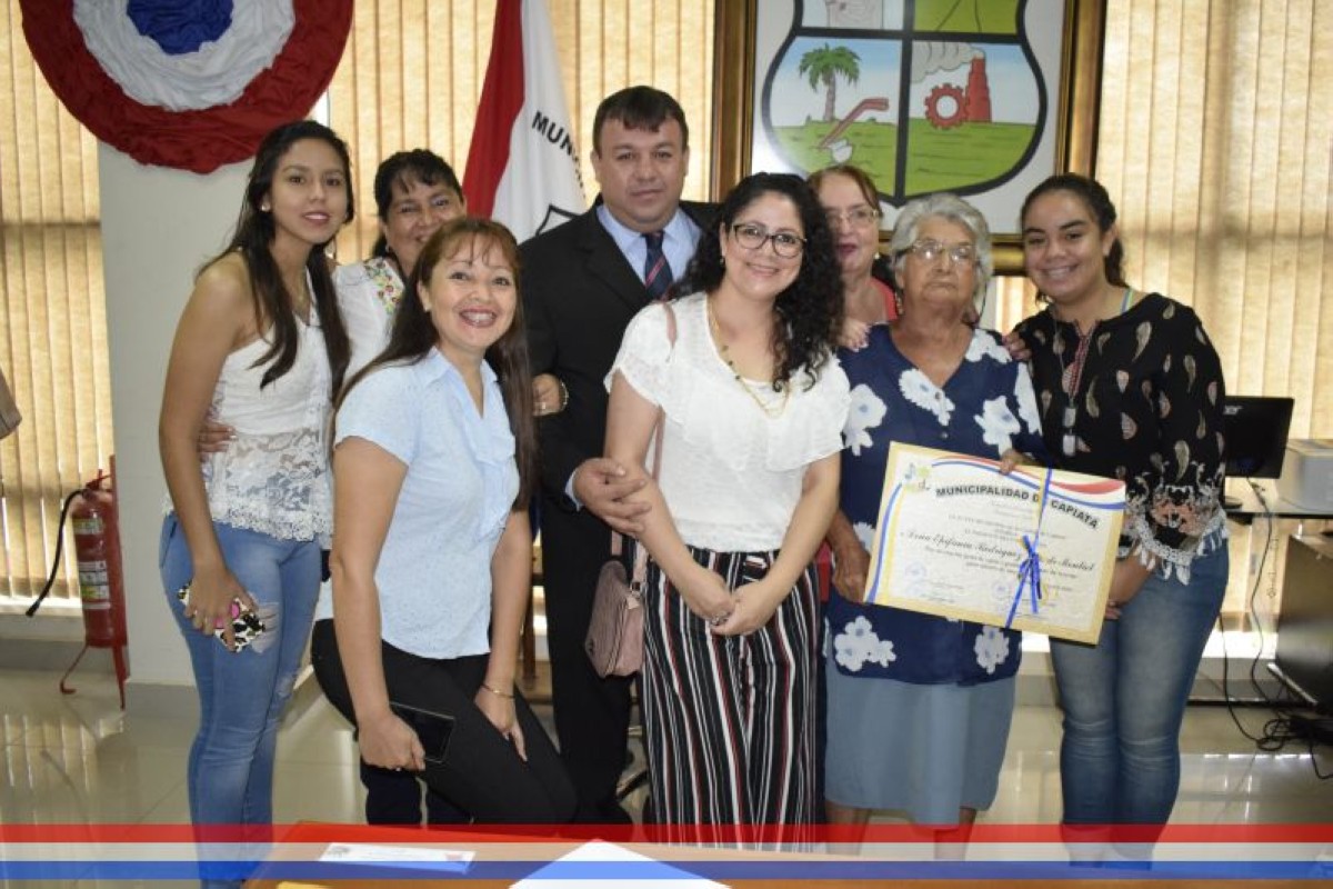 Foto 24 de Reconocimiento a la Sra. Epifanía Vda. de Montiel por la donación de un terreno para asiento de una plaza pública