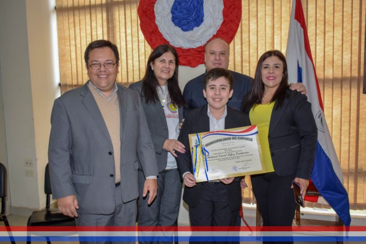 Foto 1 de Con tan solo 13 años, Richard David López Centurión recibe reconocimiento como "Hijo Dilecto de la ciudad de Capiatá" por su talento artístico