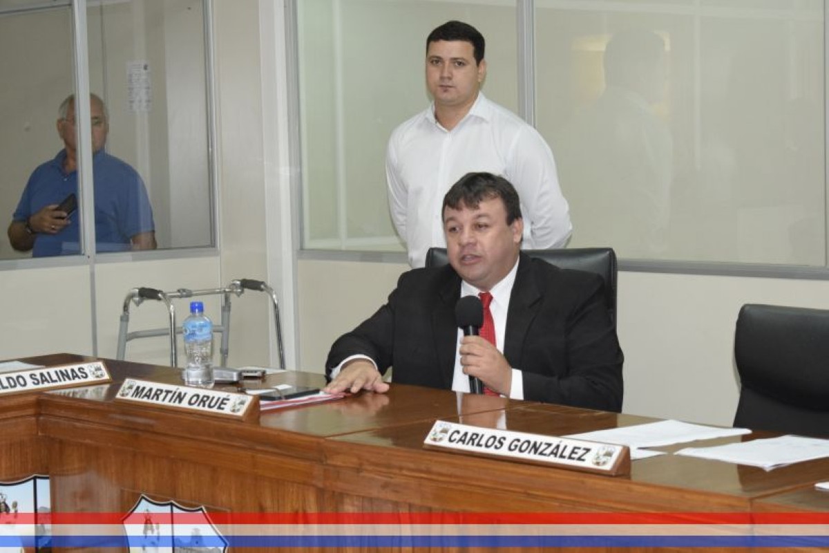 Foto 15 de Acto de entrega de reconocimiento como "Hijo Dilecto de la ciudad de Capiatá" al Prof. Bernardo Sosa Ortiz