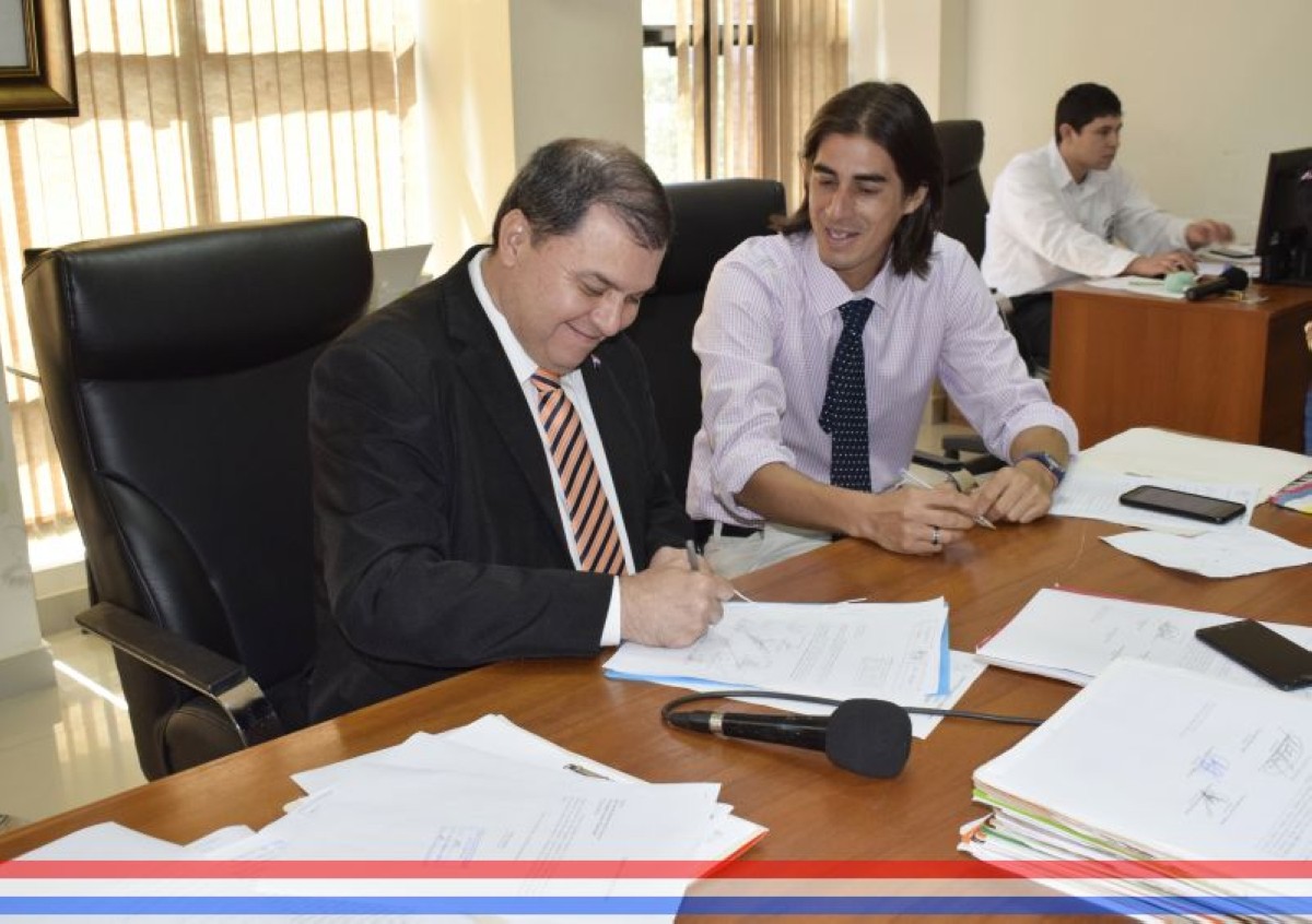 Foto 7 de Aprueban adenda al Pliego de Bases y Condiciones del llamado a Licitación Pública Nacional "Compra de sillas y mesas pupitres individuales para alumnos"
