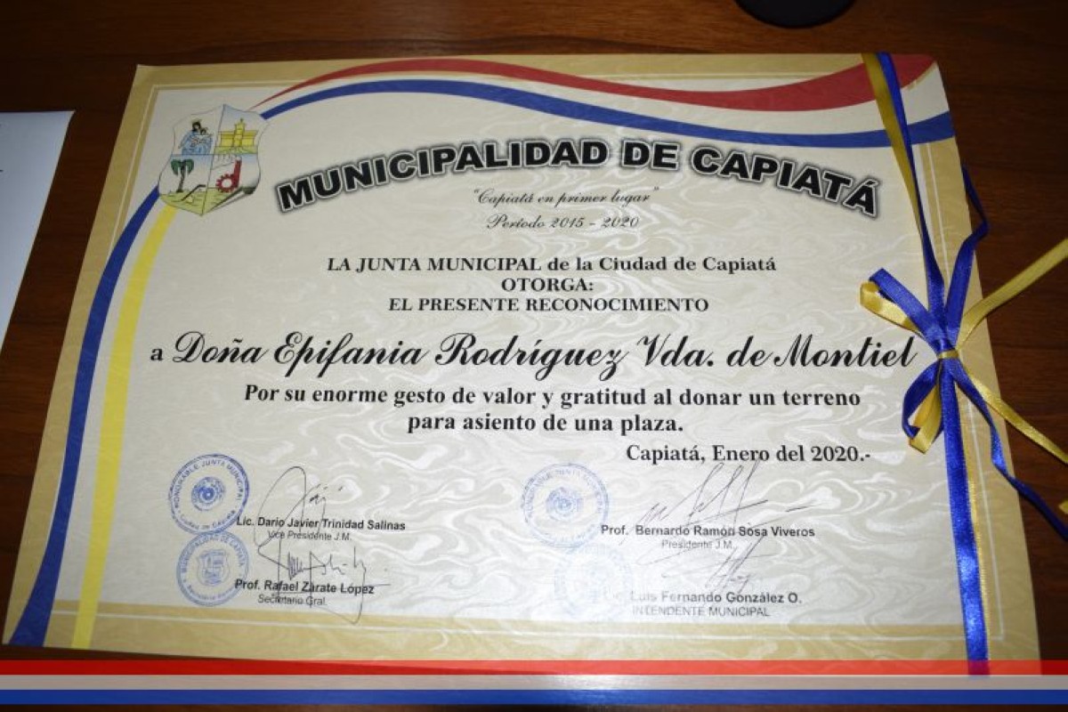Foto 2 de Reconocimiento a la Sra. Epifanía Vda. de Montiel por la donación de un terreno para asiento de una plaza pública