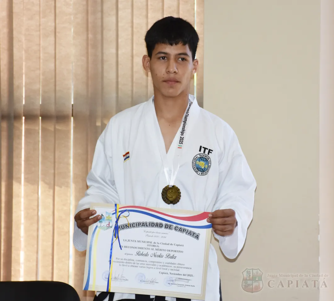 Foto 1 de Entregan reconocimiento al Mérito Deportivo al joven y destacado taekwondista Roberto Nicolás Brítez