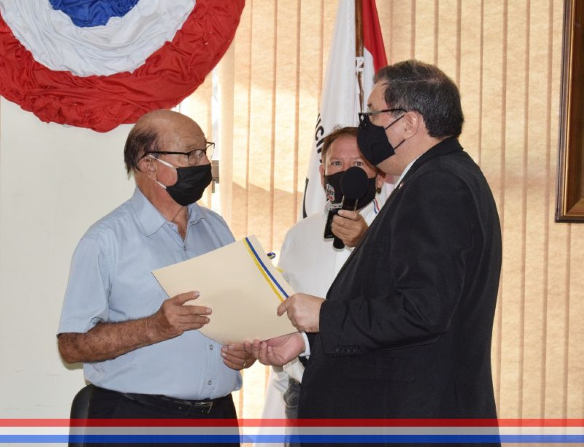 Foto 1 de El Prof. Esteban Antonio Romero Insfrán recibió el reconocimiento como Hijo Dilecto de la ciudad de Capiatá