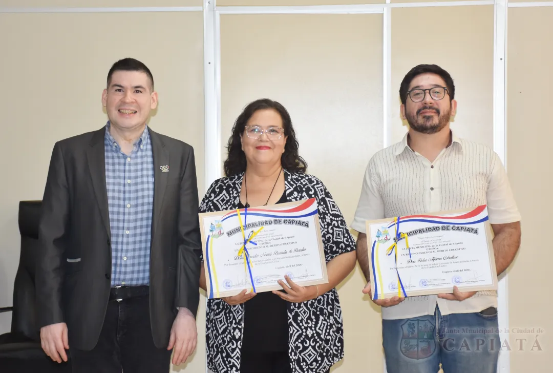Foto 2 de Entrega de Reconocimiento al Mérito Educativo al Sr. Pedro Alfonso Caballero y a la Dra. Lourdes Noemí Branda de Paredes por fomentar el hábito de la lectura