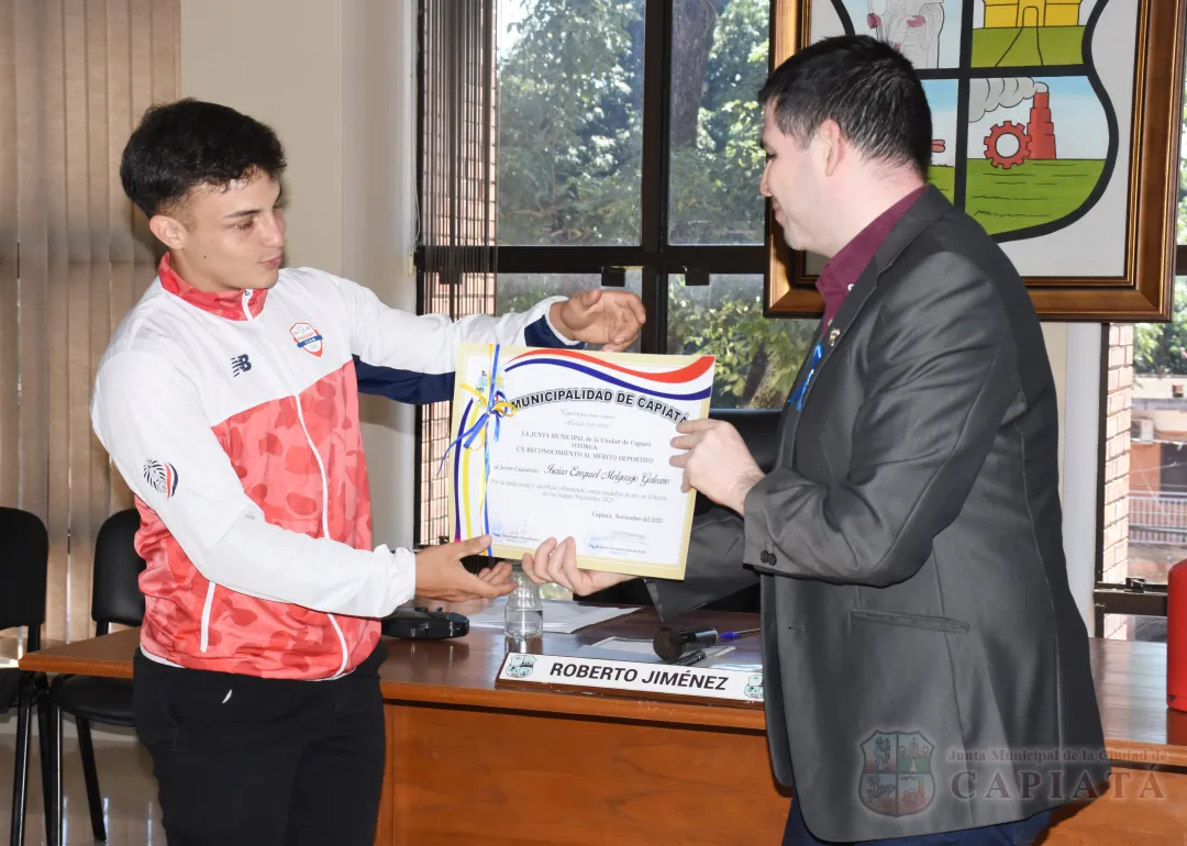 Foto 5 de Reconocimiento al Mérito Deportivo al joven ciclista Isaías Ezequiel Melgarejo Galeano, ganador de varias medallas de Oro