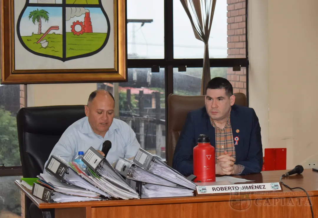 Foto 1 de Concejal Barreto solicita informe del departamento de Obras con respecto a familia afectada por desborde de pozo ciego de vivienda aledaña