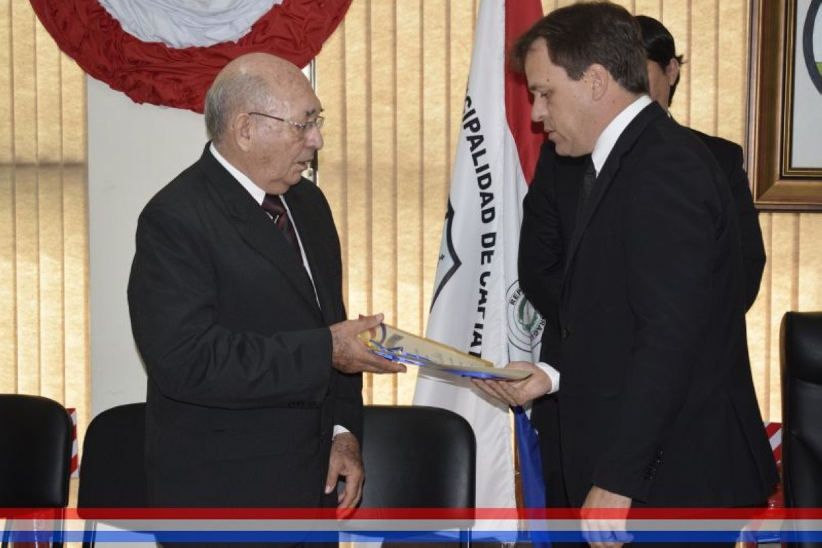 Foto 25 de Acto de entrega de reconocimiento como "Hijo Dilecto de la ciudad de Capiatá" al Prof. Bernardo Sosa Ortiz