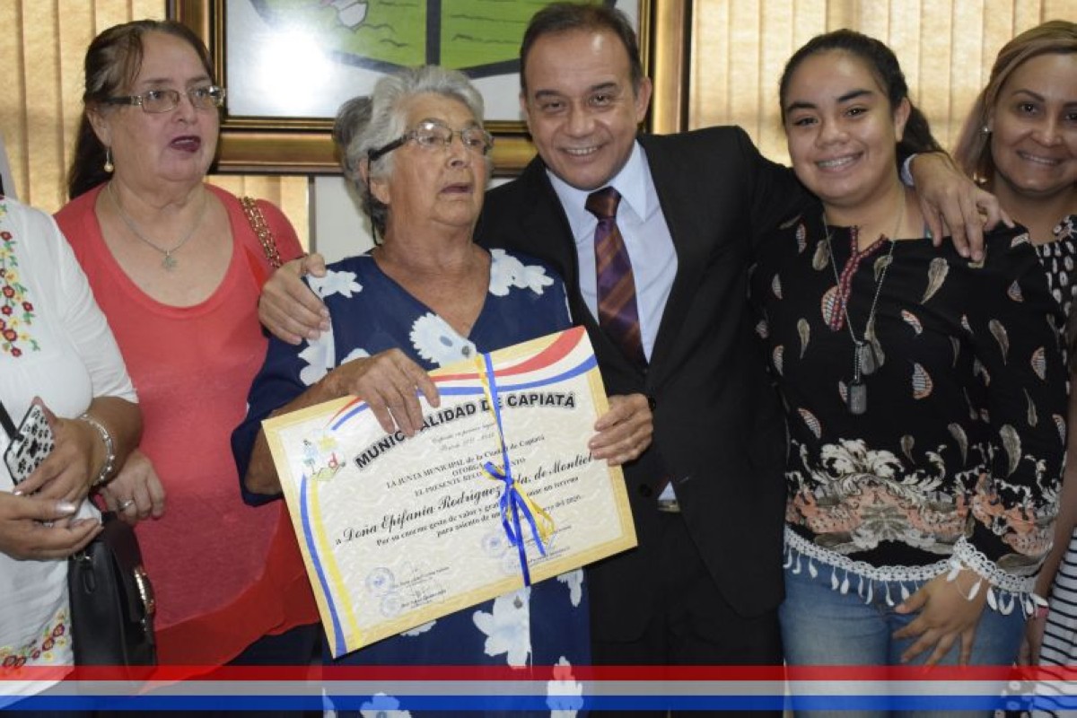 Foto 22 de Reconocimiento a la Sra. Epifanía Vda. de Montiel por la donación de un terreno para asiento de una plaza pública