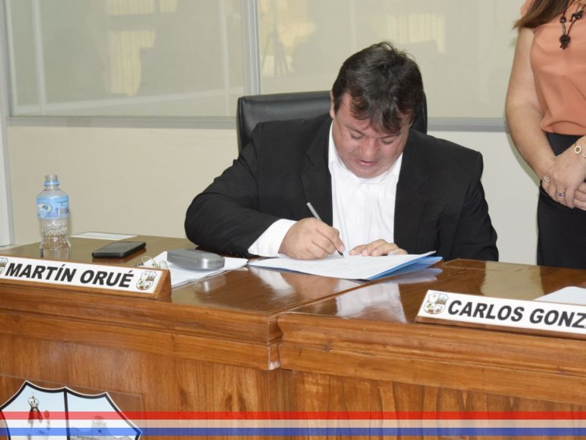 Foto 3 de Aprueban adenda al Pliego de Bases y Condiciones del llamado a Licitación Pública Nacional "Compra de sillas y mesas pupitres individuales para alumnos"