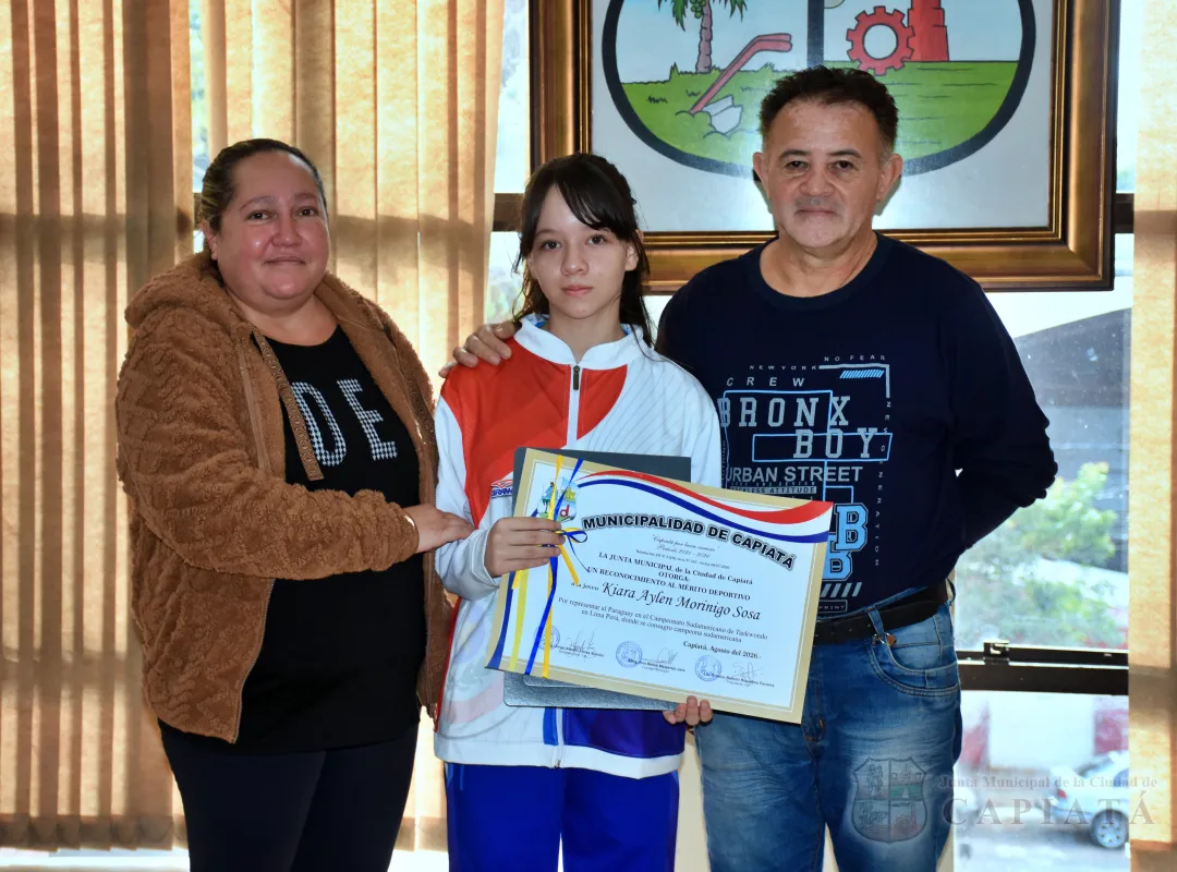 Foto 2 de La campeona sudamericana de Taekwondo, Kiara Aylen Morinigo Sosa, recibió reconocimiento al ¨Mérito Deportivo¨