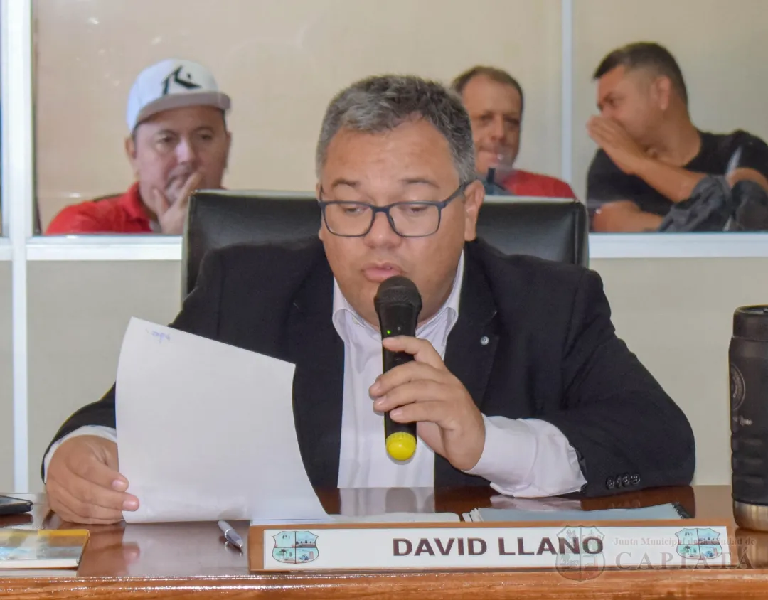 Foto 1 de Solicitan al Ejecutivo Municipal que, a través del departamento de Obras, verifique la ocupación de veredas en la zona de Poncho Pyta