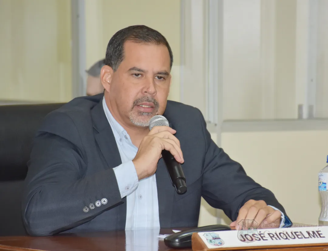 Concejal Riquelme solicita al Ejecutivo Municipal dar curso al pedido de arreglo de calles y limpieza de canales en la zona sur