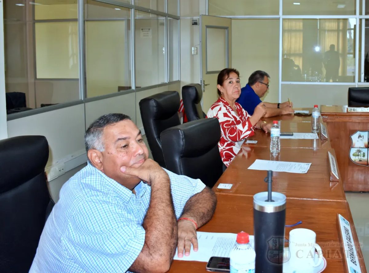 Foto 2 de SESION ORDINARIA DE LA JUNTA MUNICIPAL DE CAPIATA: Notas Recibidas y Expedientes Dictaminados