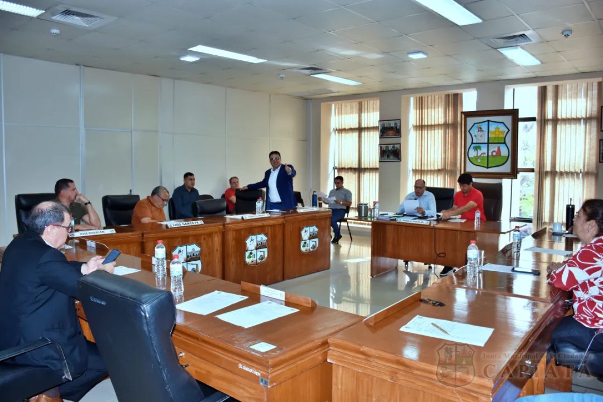 Foto 7 de SESION ORDINARIA DE LA JUNTA MUNICIPAL DE CAPIATA: Notas Recibidas y Expedientes Dictaminados