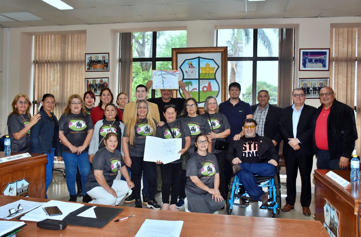 Entrega de reconocimiento al ¨Mérito Cultural¨ al grupo "Amigos por siempre/Baile libre cero estrés"