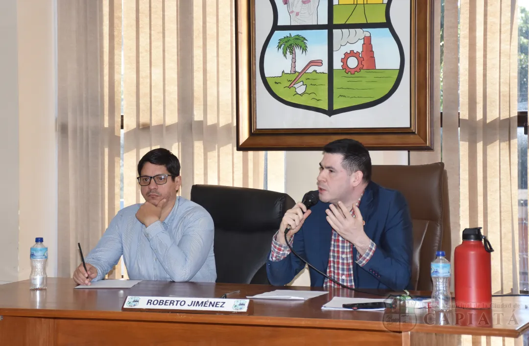 Presidente de la Junta Municipal, concejal Roberto Jiménez, felicita al concejal Carlos Denis por la defensa del territorio capiateño en programa de TV