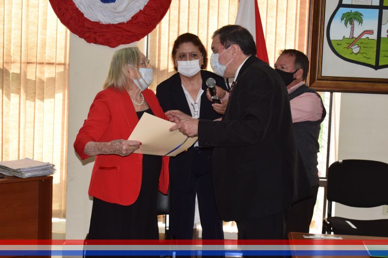 Doña Josefina Cáceres Vda. de Gómez recibió el reconocimiento como Hija Dilecta de la ciudad de Capiatá