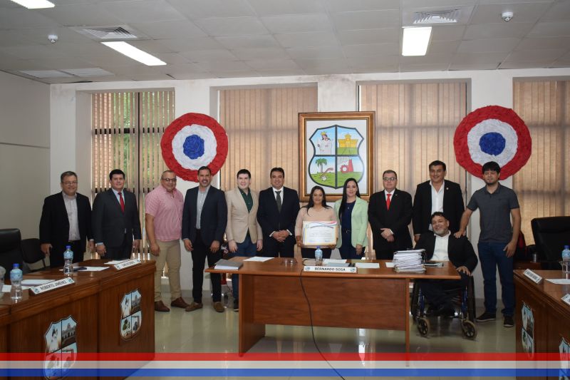 La Prof. Berta Nelly Jara Adorno recibió el reconocimiento al Mérito por su destacada trayectoria como deportista y docente