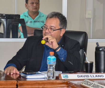 Concejal Llano solicita verificación de local gastronómico por presunto derrame de agua servida sobre vía pública