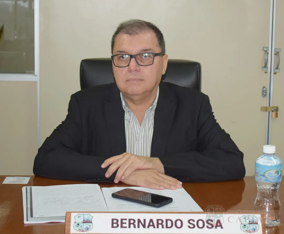El Prof. Abg. José María Ortiz, director del turno mañana del Colegio Nacional de Capiatá es declarado como Docente Destacado