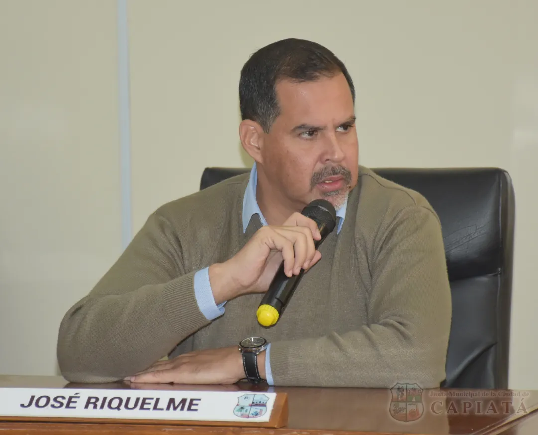 Concejal Riquelme solicita informe al Ejecutivo Municipal sobre el cronograma de trabajo del bacheo asfáltico