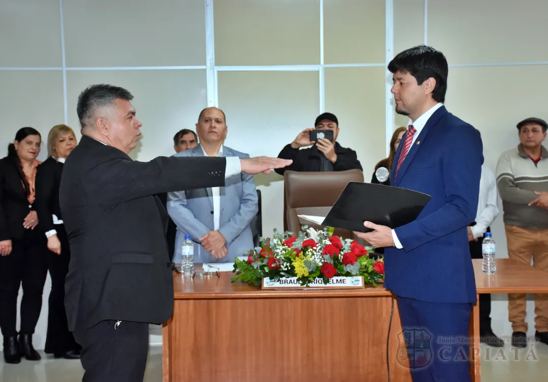 Francisco López juró como nuevo intendente de la ciudad de Capiatá y completará el periodo 2021 – 2026 al frente del Ejecutivo Municipal