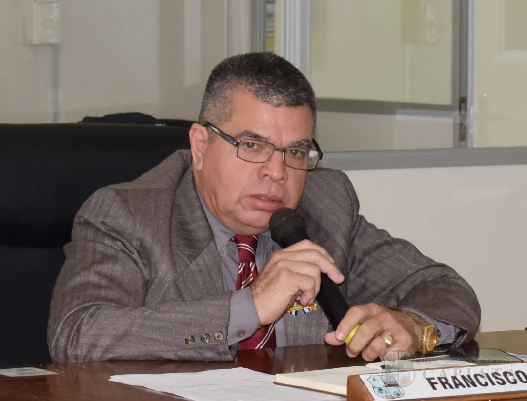Concejal López solicita al Ejecutivo Municipal realizar la limpieza de los alrededores del puente Poncho Pyta e iluminar mejor la zona