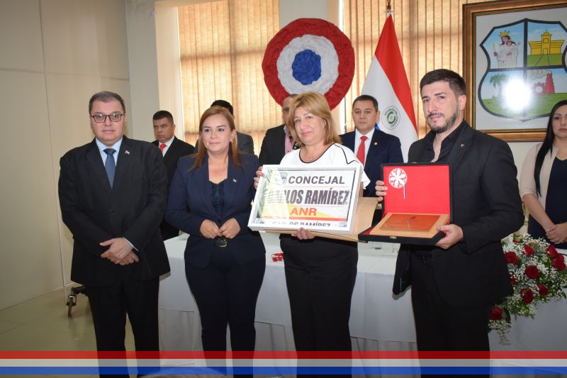 HIJO DILECTO DE LA CIUDAD DE CAPIATA: Entrega de reconocimiento póstumo a los familiares de Don Carlos César Ramírez Valdez en Sesión de Honor