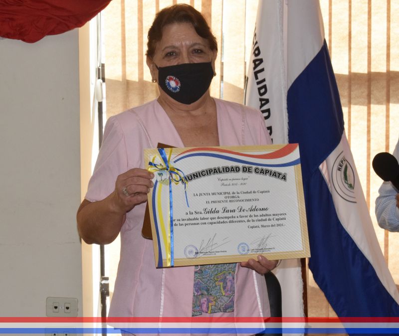 Acto de reconocimiento a la Sra. Gilda Lara de Adorno, directora del Consejo Distrital de Personas Adultas Mayores y Personas con Capacidades Diferentes de la ciudad de Capiatá