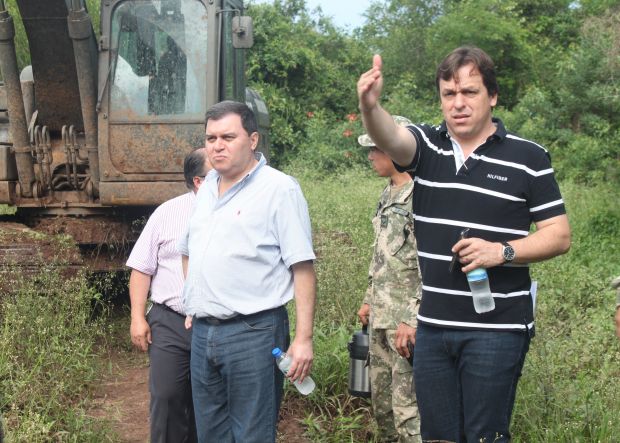 Autoridades comunales verificaron trabajos de limpieza del arroyo Capiatá en la zona de la Cía. 2ª Costa Salinas