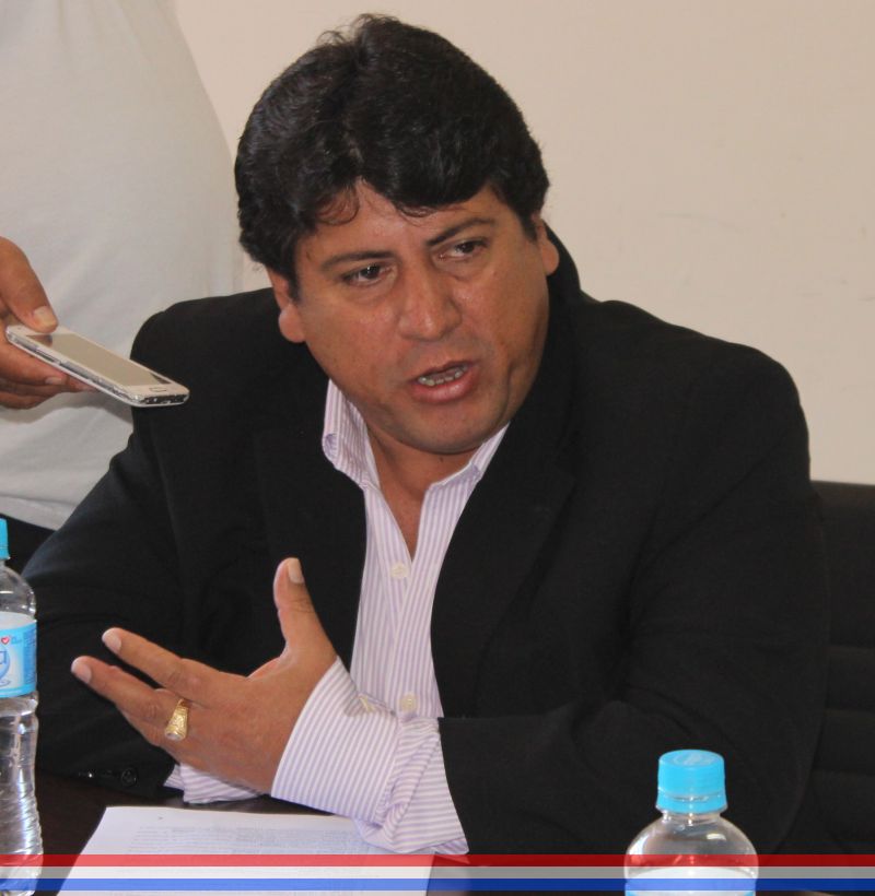 Instan a la Dirección de Tránsito y la PMT controlar el doble estacionamiento sobre la calle Panchito López