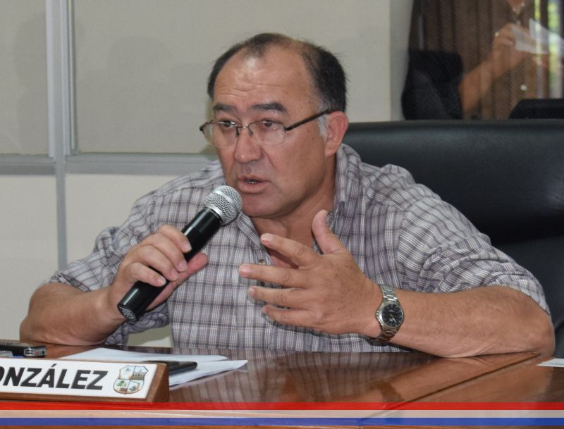 Concejal Carlos González solicita la limpieza del canal de desagüe de la calle Guatambú